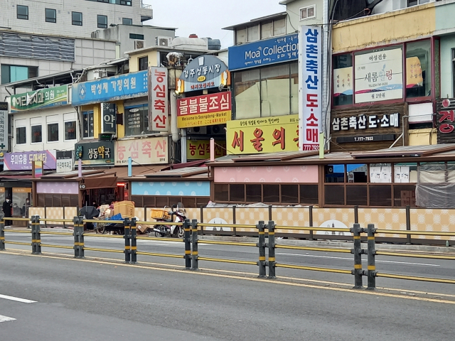 성동시장에 설치된 비가림막 시설물이 흉물화하면서 상인들의 반발이 심하다. 박진홍기자