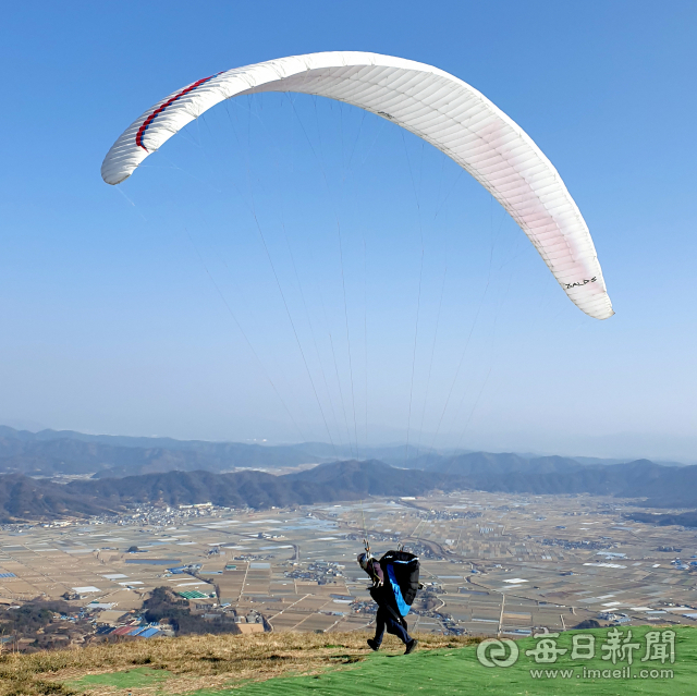 운석 충돌구가 내려다 보이는 합천 대암산 정상에서 이륙하는 페러글라이더. 정상 부근까지 차량 진입이 가능해 페러글라이딩 동호인은 물론, 최근엔 운석 충돌구를 보려는 관광객도 점점 늘고 있다. 김태형 선임기자 thk@imaeil.com