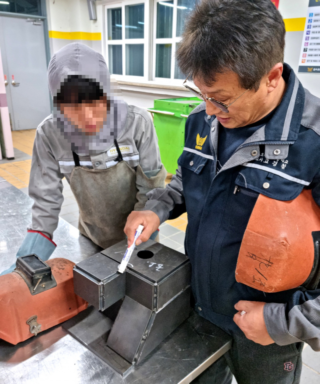 구미 금오공업고등학교 A군과 고경철 교사가 용접 관련 실무 교육을 하고 있다. 경북도교육청 제공