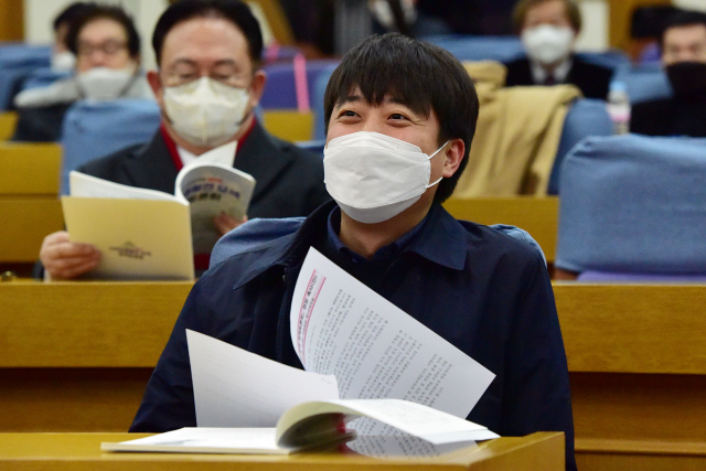 국민의힘 이준석 대표가 28일 국회 의원회관에서 열린 지역균형발전 모색 정책토론회에 참석해 자리에 앉아 있다. 연합뉴스