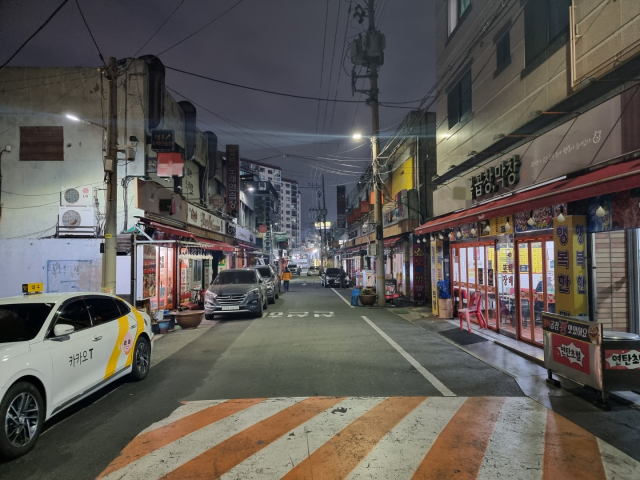 28일 오후 6시쯤 대구 남구 대명동 안지랑 곱창 골목. 정부의 거리두기 지침에 반발하는 자영업자들이 가게 간판 불을 끄는 소등 시위를 진행했다. 임재환 기자