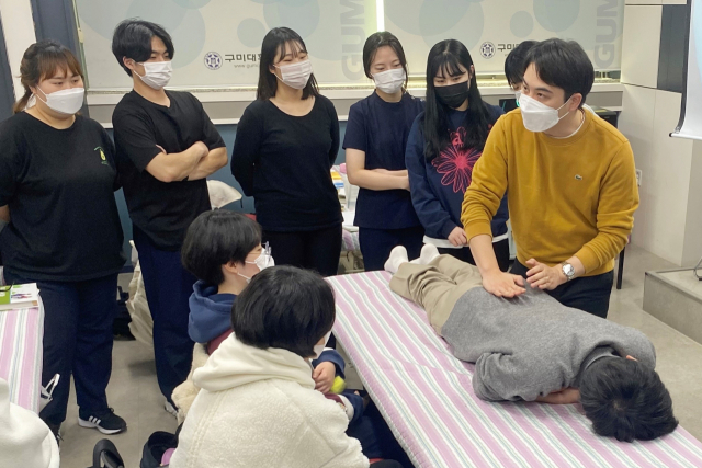 구미대 물리치료과 학생들이 수업에 집중하고 있다. 구미대 제공