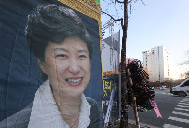 30일 오전 서울 강남구 일원동 삼성서울병원 앞에 박근혜 전 대통령의 쾌유를 기원하는 현수막이 걸려있다. 국정농단 사건 등으로 징역 22년을 확정받고 수감생활을 해온 박근혜(69) 전 대통령은 신년 특별사면으로 30일 밤 12시 석방된다. 박 전 대통령은 서울구치소 수감 생활 중 건강이 나빠져 최소 내년 2월 2일까지는 병원에 입원해 치료를 받을 것으로 알려졌다. 연합뉴스