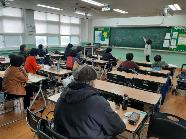 대구시교육청이 운영 중인 대구내일학교의 수업 모습. 시교육청은 이 프로그램을 운영해 최근 2021년 평생교육(문해교육) 분야 교육부장관 기관 표창을 받았다. 대구시교육청 제공