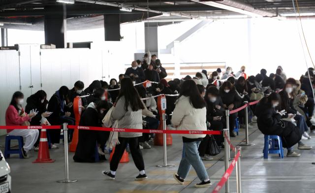 30일 오후 광주 북구보건소 선별진료소에서 신종 코로나바이러스 감염증(코로나19) 검사를 받으려는 시민들이 대기하고 있다. 연합뉴스