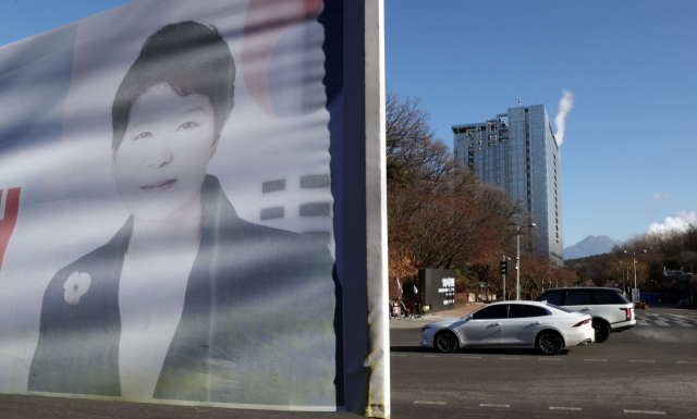 박근혜 전 대통령의 특별사면이 결정된 가운데 26일 서울 강남구 삼성서울병원 인근에 박 전 대통령 지지자들이 설치한 현수막이 걸려있다. 연합뉴스