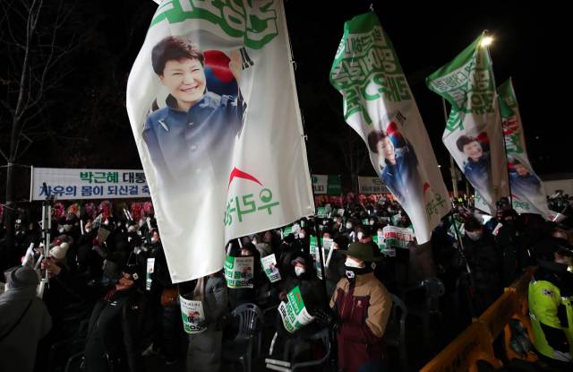 박근혜 전 대통령이 특별사면으로 석방된 31일 새벽 서울 강남구 일원동 삼성서울병원 앞에서 박 전 대통령 지지자들이 환호하고 있다. 연합뉴스