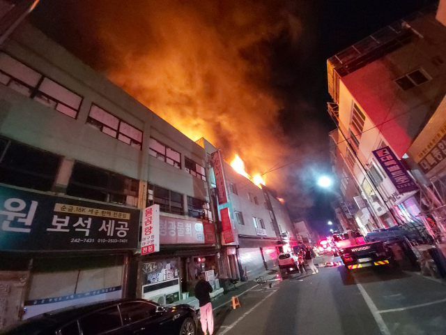 2일 오전 포항시 북구 죽도동 한 원룸에서 발생한 화재를 소방대원들이 진압하고 있다. 포항북부소방서 제공.