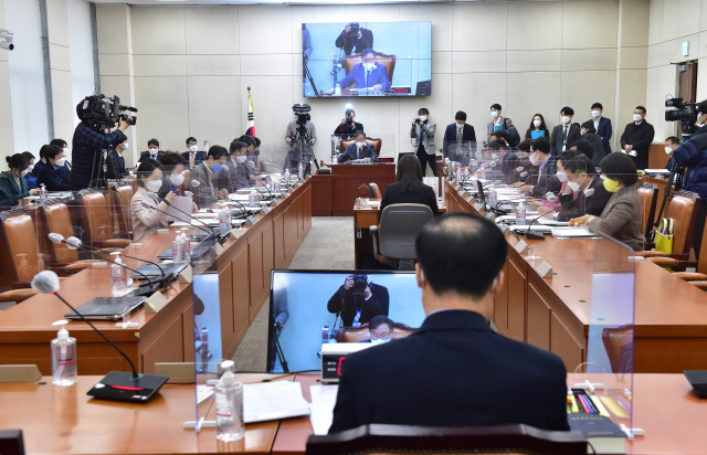 지난달 14일 국회에서 정치개혁특별위원회 전체회의가 열리고 있다. 연합뉴스