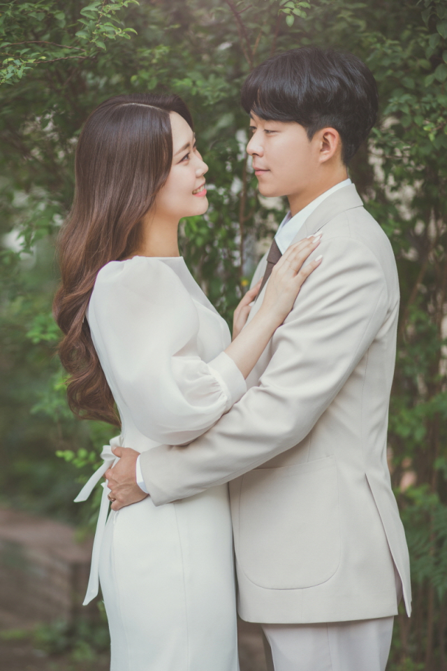 오는 8일 백년가약을 맺는 삼성라이온즈 내야수 안주형과 신부 김승미 씨. 삼성라이온즈 제공