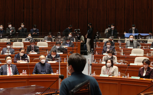 6일 오후 국회에서 열린 국민의힘 의원총회에서 참석 의원들이 이준석 대표의 발언을 듣고 있다. 연합뉴스