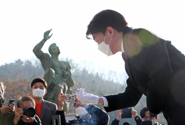 국민의당 안철수 대선후보가 7일 오후 충남 천안시 서북구 망향의 동산을 찾아 분향하고 있다. 연합뉴스