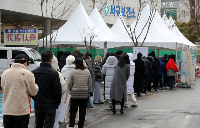 11일 광주 서구보건소 선별진료소에서 시민들이 코로나19 검사를 받기 위해 줄 서 있다. 광주에서 전날 총 176명의 코로나19 신규 확진자가 발생, 일일 발생 기준 최대치를 기록했다. 연합뉴스