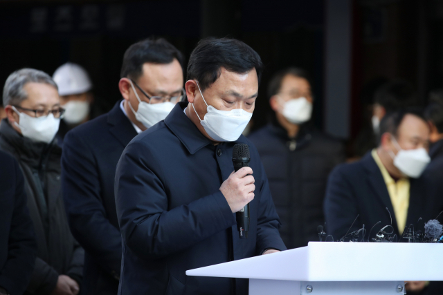 현대산업개발 유병규 대표이사가 12일 오전 광주 서구 화정동 신축 아파트 외벽 붕괴사고 현장 부근에서 사과문을 발표하고 있다. 연합뉴스