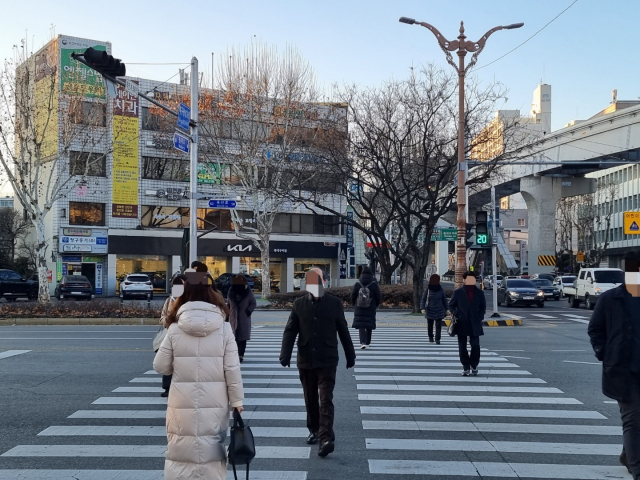 12일 아침 대구경북 대부분 지역이 영하권에 머물면서 출근길 시민들은 보온을 철저히 했다. 임재환 기자