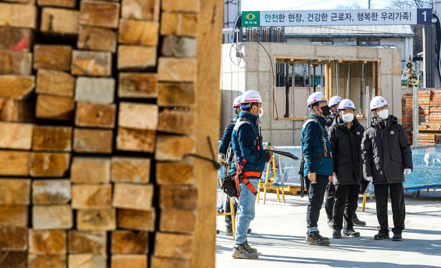 광주서 건물 외벽 붕괴 사고가 발생하고 하루가 지난 12일 오전 대구 시내의 한 건설현장에서 김윤태 대구지방고용노동청장과 산업안전 감독관들이 시설물 점검을 하고 있다. 안성완 기자 asw0727@imaeil.com