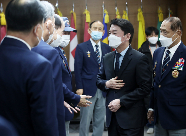 국민의당 안철수 대선 후보가 12일 오후 서울 서초구 대한민국재향군인회 회의실에서 열린 회장단과의 간담회에서 참석자들과 인사하며 해군 장교 출신임을 소개하고 있다. 연합뉴스