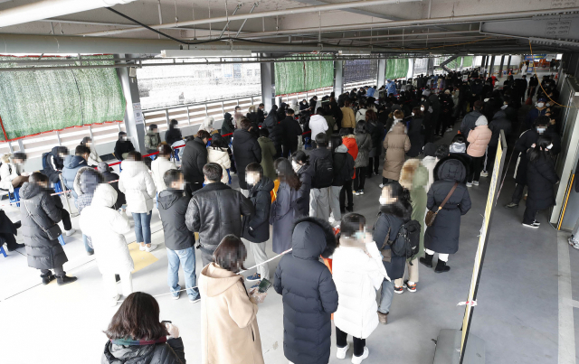 12일 오후 광주 북구 선별진료소가 진단 검사를 받으려는 시민들로 가득 차 있다. 연합뉴스