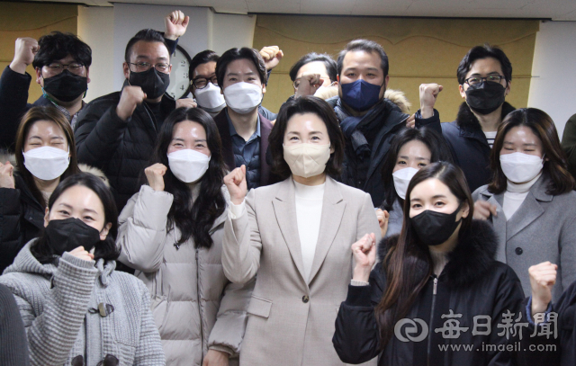 더불어민주당 이재명 대통령 후보의 부인 김혜경 씨가 13일 오전 경산시립합창단원들과 만나 단원들의 애로사항을 청취한 뒤 단원들과 기념사진을 찍고 있다. 김진만기자