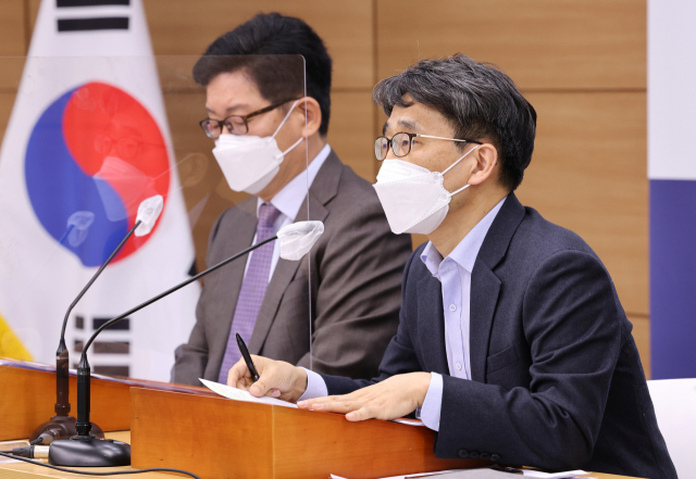 나주범 기획재정부 재정혁신국장(오른쪽)과 고광효 조세총괄조정관이 13일 오전 세종시 정부세종청사에서 