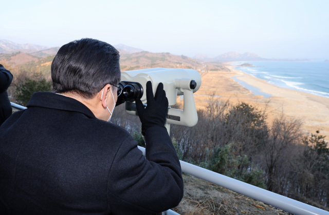 더불어민주당 이재명 대선후보가 16일 강원도 고성군 통일전망대를 방문, 망원경으로 북녘땅을 바라보고 있다. 연합뉴스