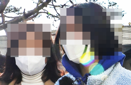 숙명여고 교무부장인 아버지에게서 정답을 받아 시험을 치른 혐의로 재판에 넘겨진 쌍둥이 자매 중 한 명인 현모 양이 21일 오후 서울 서초구 서울중앙지방법원에서 열린 항소심 선고 공판을 마친 뒤 법정을 나서고 있다. 서울중앙지법 형사항소5-9부는 21일 숙명여고 전 교무부장 현모씨의 두 쌍둥이 딸들에게 징역 1년 6개월에 집행유예 3년을 선고한 1심을 깨고 징역 1년에 집행유예 3년을 선고했다. 연합뉴스