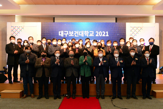 지난 20일 대구보건대 본관에서 열린 산학협력 성과확산 메타버스 엑스코 행사에서 참석자들이 기념촬영을 하고 있다. 대구보건대 제공