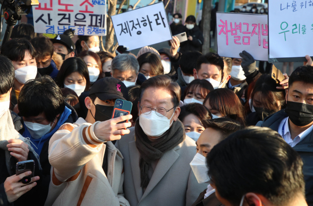 더불어민주당 이재명 대선 후보가 21일 서울 마포구 연남동 거리에서 열린 