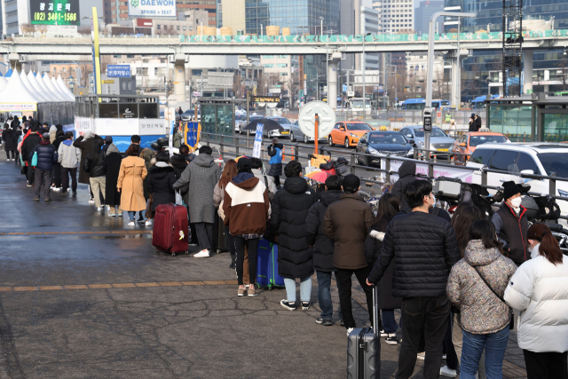 23일 오후 서울역광장에 마련된 코로나19 선별 검사소에 시민들이 검사를 위해 줄을 서서 기다리고 있다. 오미크론 변이 확산으로 인해 코로나19 유행 규모가 커지면서 신규 확진자 수가 8천명에 근접하고 있다. 이날 0시 기준 신규 확진자 수는 7천630명이다. 연합뉴스