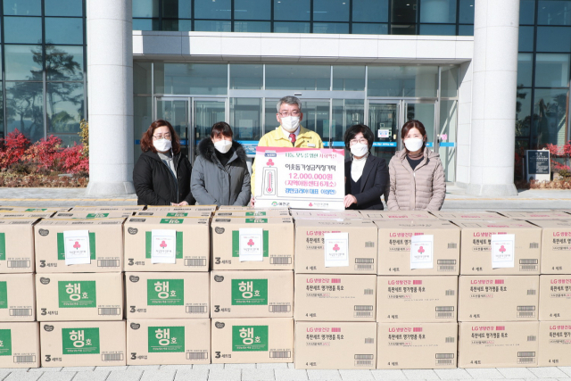 ㈜경한코리아 이상연 회장이 어려운 이웃을 위해 써달라며 선문세트와 성금을 예천군에 전달했다. 예천군 제공