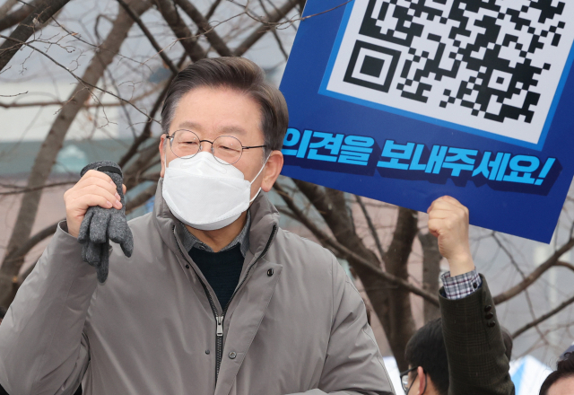 더불어민주당 이재명 대선후보가 25일 경기도 가평군 가평읍 가평철길공원을 방문, 즉석연설을 통해 지지를 호소하고 있다. 연합뉴스