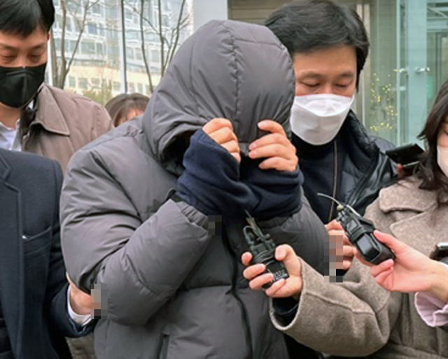 공금 115억 원을 횡령한 강동구청 공무원 김 모 씨가 26일 오전 서울동부지방법원에서 열린 구속 전 피의자 심문(영장실질심사)에 출석하고 있다. 연합뉴스