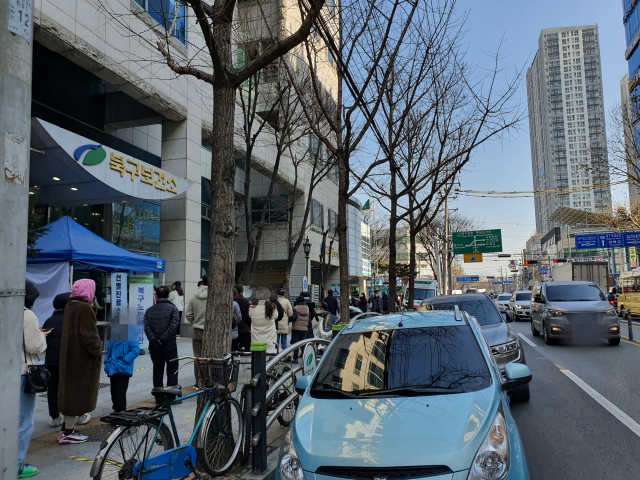 27일 오전 11시 30분쯤 대구 북구보건소 선별진료소에 검사를 받으러 온 사람들이 줄을 서 있다. 김지수 기자