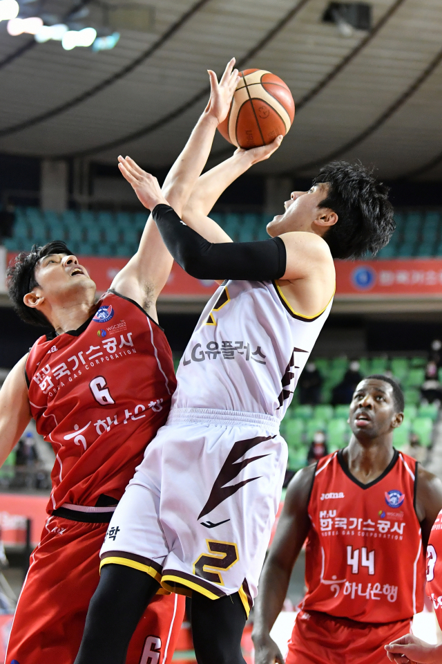 3일 대구실내체육관에서 열린 프로농구 대구 한국가스공사 페가수스와 창원LG의 경기에서 가스공사 차바위가 이승우의 골 밑 슛을 저지하고 있다. KBL 제공