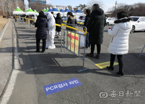 계절 독감처럼 관리?…확진 폭증에 집단면역론 고개