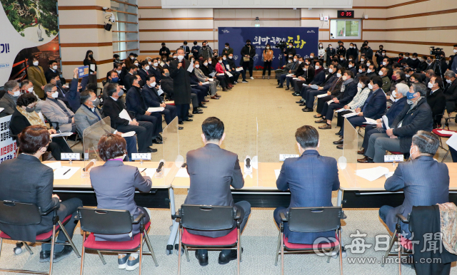 8일 오전 포항시청 대회의실에서 지역 경제.사회단체 관계자 70여 명이 모여 포스코 지주회사와 미래기술연구원 탈 포항 사태와 관련해 간담회를 진행하고 있다. 우태욱 기자 woo@imaeil.com