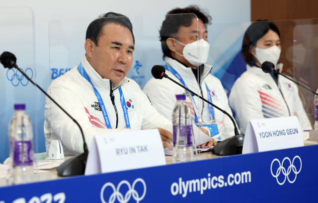 8일 중국 베이징 메인미디어센터(MMC)에서 열린 대한민국 선수단 베이징 동계올림픽 긴급 기자회견에서 윤홍근 선수단장이 쇼트트랙 판정 문제 관련 발언하고 있다. 선수단은 전날 열린 쇼트트랙 남자 1000m에서 실격처리 당한 황대헌, 이준서의 사례가 편파 판정이라고 주장하며 국제스포츠중재재판소에 제소할 예정이라고 밝혔다. 연합뉴스