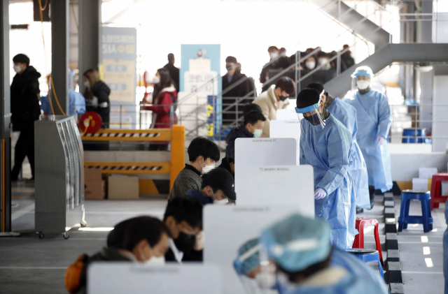 10일 오후 광주 북구 선별진료소에서 신속항원 검사를 받으려는 시민들의 방문이 이어지고 있다. 연합뉴스