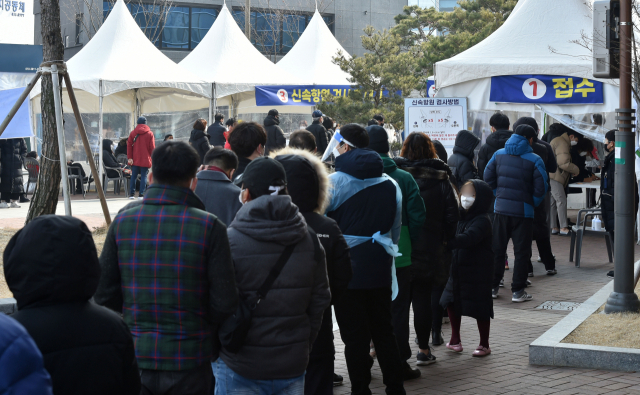 코로나19 신규 확진자가 5만6431명으로 역대 최다를 기록한 13일 오전 대구 달성군보건소 선별진료소에서 시민들이 신속항원검사를 받기 위해 줄 서 있다. 김영진 기자 kyjmaeil@imaeil.com