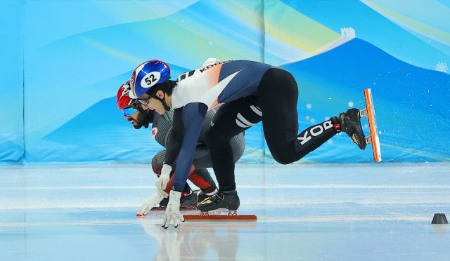 대한민국 쇼트트랙 대표팀 황대헌이 13일 오후 중국 베이징 캐피털 실내 경기장에서 열린 2022 베이징 동계올림픽 쇼트트랙 남자 500m 준결승 2조 경기에서 질주하다 미끄러지고 있다. 연합뉴스