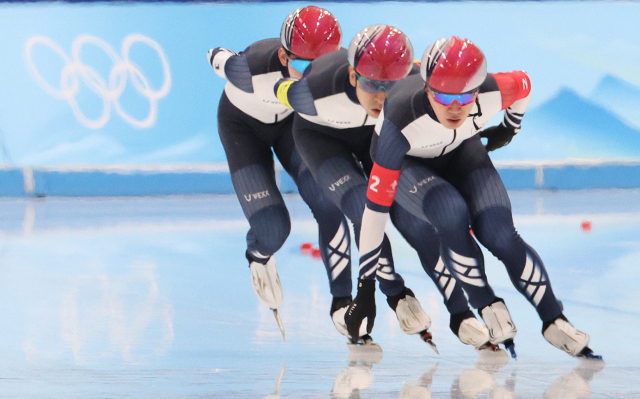 13일 오후 중국 베이징 국립 스피드스케이팅 경기장(오벌)에서 열린 2022 베이징 동계올림픽 스피드스케이팅 남자 팀추월 준준결승에서 이승훈, 정재원, 김민석이 역주하고 있다. 연합뉴스