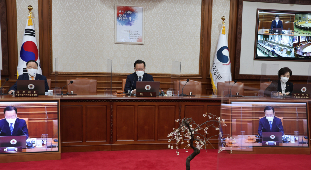 김부겸 국무총리가 15일 정부서울청사에서 열린 국무회의를 주재하고 있다. 연합뉴스