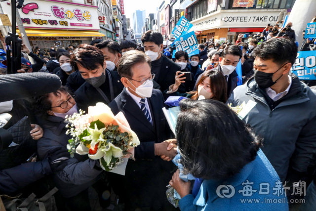 제20대 대통령 선거 공식 선거운동이 시작된 15일 더불어민주당 이재명 대선 후보가 대구 동성로를 찾아 지지자들과 인사를 하고 있다. 안성완 기자 asw0727@imaeil.com