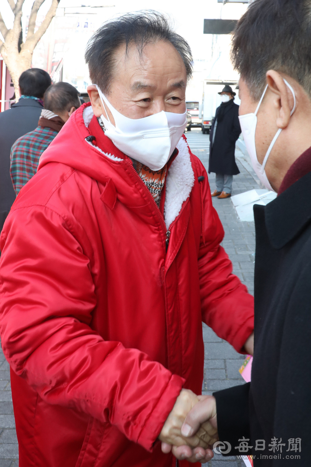 대구 중구남구 국회의원 보궐선거에 무소속으로 출마한 주성영 후보가 15일 남구 대명동에서 유권자들과 인사를 나누며 지지를 부탁하고 있다. 정운철 기자 woon@imaeil.com