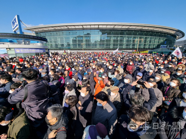 제20대 대통령 선거 공식 선거운동이 시작된 15일 오후 동대구역 광장이 국민의힘 윤석열 대선 후보를 보기 위해 찾은 시민들로 북새통을 이루고 있다. 안성완 기자 asw0727@imaeil.com