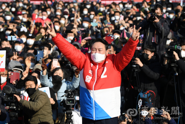 제20대 대통령 선거 공식 선거운동이 시작된 15일 국민의힘 윤석열 대선 후보가 동대구역을 찾아 유세를 하고 있다. 안성완 기자 asw0727@imaeil.com