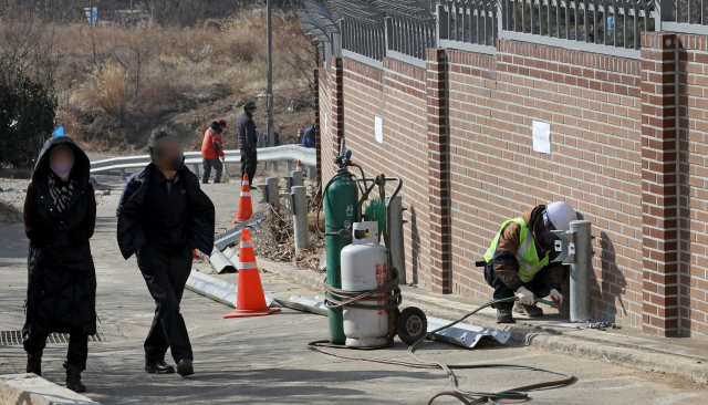 16일 오전 박근혜 전 대통령이 퇴원 후 머물 곳으로 알려진 대구 달성군 사저에 철거업체 관계자들이 사생활 보호 및 방문객들의 안전사고 예방을 위해 담벼락에 설치된 가드레일을 철거하고 있다. 김영진 기자 kyjmaeil@imaeil.com