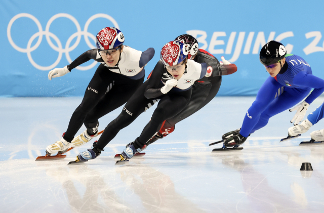 이유빈이 16일 중국 베이징 캐피털 실내 경기장에서 열린 2022 베이징 동계올림픽 쇼트트랙 여자 1500m 준결승에서 질주하고 있다. 연합뉴스