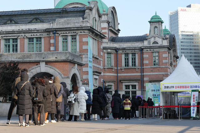 코로나19 전날 신규 확진자 수가 9만3천135명을 기록하고 위중증 환자도 389명으로 급증한 17일 오전 서울 중구 서울역 임시 선별검사소에서 시민들이 길게 줄지어 검사를 기다리고 있다. 연합뉴스