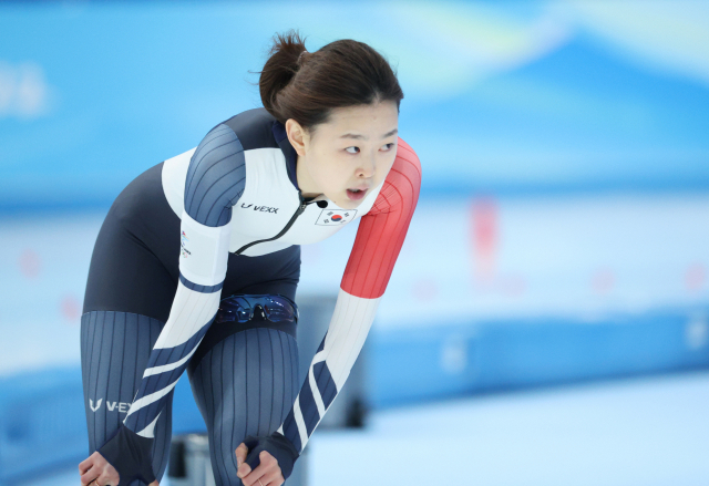 17일 오후 중국 베이징 국립 스피드스케이팅 경기장(오벌)에서 열린 2022 베이징 동계올림픽 스피드스케이팅 여자 1,000m 경기에 출전한 대한민국의 김민선이 경기 후 기록을 확인하고 있다. 연합뉴스